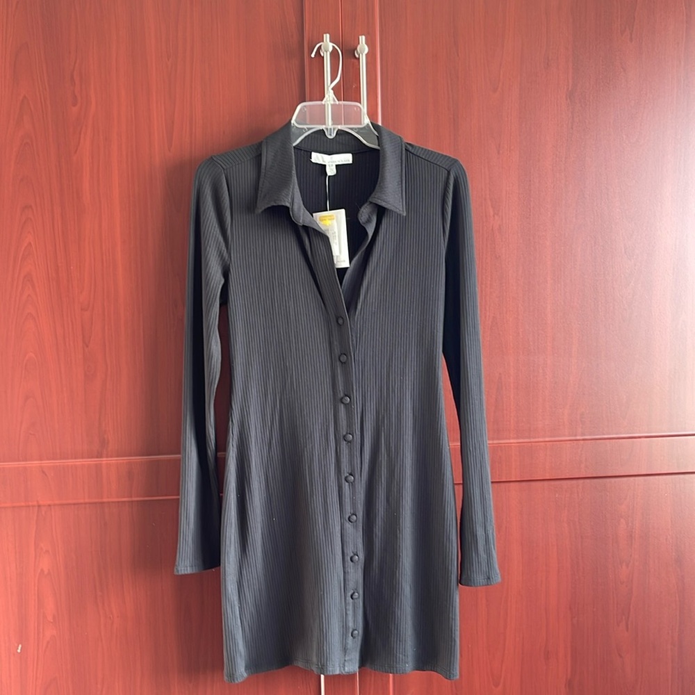 Super flattering button-down dress by 14th Placd - new with tags !! small